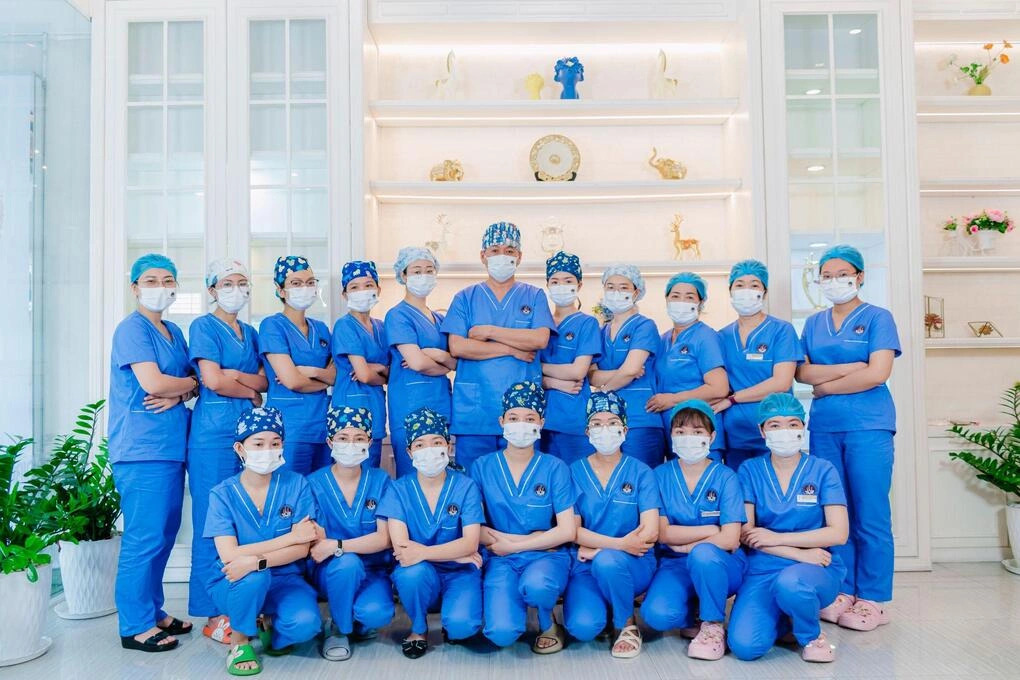 đội ngũ y bác sĩ tại phòng khám cấy tóc y học quốc tế