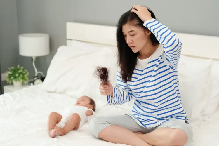 rụng tóc sau sinh là gì 